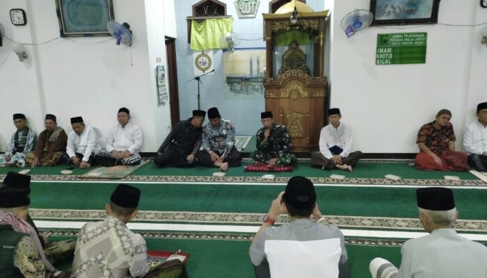 Danramil 1713/Ligung Laksanakan Shalat Subuh Berjamaah Bersama Muspika di Masjid Al Hidayah Desa Beber   