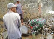 Jelang Musim Kemarau, Babinsa Tenjolayar Bersama Warga Bersihkan Bendungan Kembang