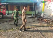 Babinsa Koramil Kadipaten Turun Tangan Padamkan Kebakaran Kantor KUA Panyingkiran Majalengka