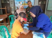 Babinsa Tenjolayar Dampingi Vaksinasi Rabies untuk Hewan Peliharaan di Majalengka