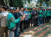Komunitas Ojol Cirebon Bagikan Bunga Mawar untuk TNI-Polri, Aksi Simpatik Wujud Cinta Damai