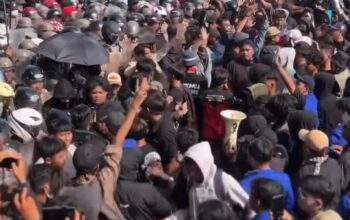 Asap Hitam Selimuti DPRD Majalengka, Demo Mahasiswa Berlangsung Ricuh