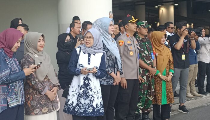 Dandim Majalengka Beserta Istri Sambut Kedatangan Ibu Wakil Presiden RI Selvi Gibran di Bandara Kertajati