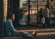 Editorial: Cermin Sosial Pengemis di Depan Toko