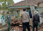 Danramil Sukahaji Tinjau Lokasi Rumah Roboh Akibat Hujan Deras di Desa Sangkanhurip
