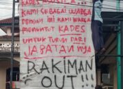 Forum Peduli Masyarakat Padamenak Gelar Aksi Pemasangan Spanduk Tuntunan Penurunan Kades Mundur