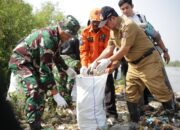 Bupati Imron Ajak Warga Jaga Pantai Gebang Lewat Aksi Bersih-bersih