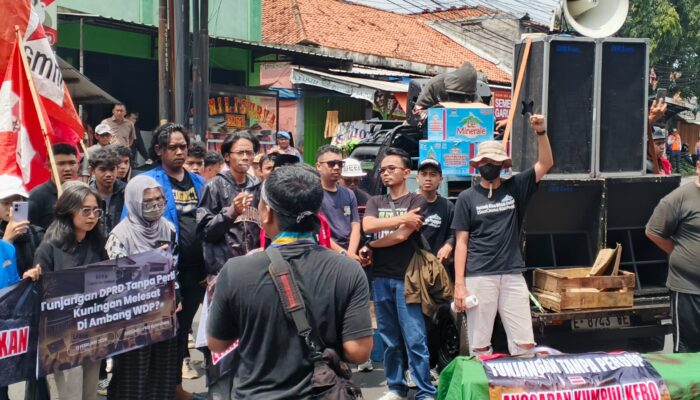 SK Bupati Dipersoalkan,Aksi Mahasiswa di DPRD Kuningan Hampir RicuhHampir