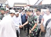 Dandim Majalengka Dampingi Gubernur Jabar Salurkan Bantuan untuk Warga Terdampak Pergerakan Tanah di Sukadana