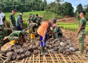 Semangat Gotong Royong, Satgas TMMD ke-127 Kodim 0617/Majalengka Buat Gedeg Perkuat Tanah Bekas Sawah