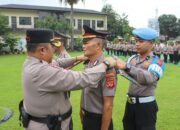 Empat Personel Terima Kenaikan Pangkat Pengabdian, Polresta Cirebon Gelar Upacara Korps Raport Penuh Haru