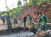 Satgas TMMD dan Warga Kompak Ngebut Rampungkan Pengecoran Gorong-Gorong