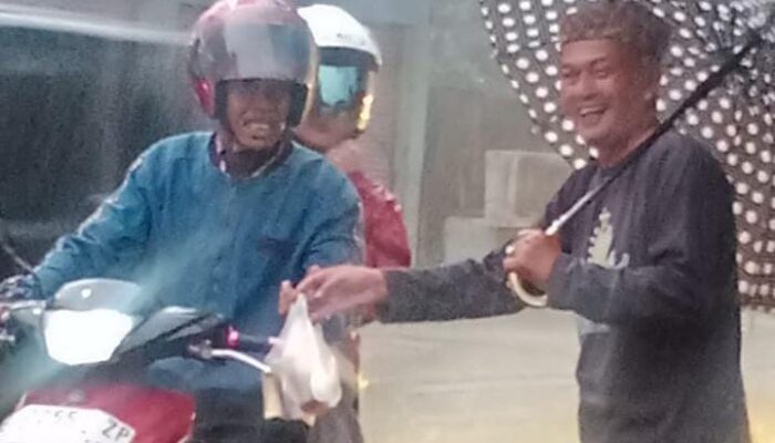 Diguyur Hujan, KBPA Kesultanan Cirebon Tetap Bagikan Ratusan Takjil di Jalur Cirebon–Kuningan