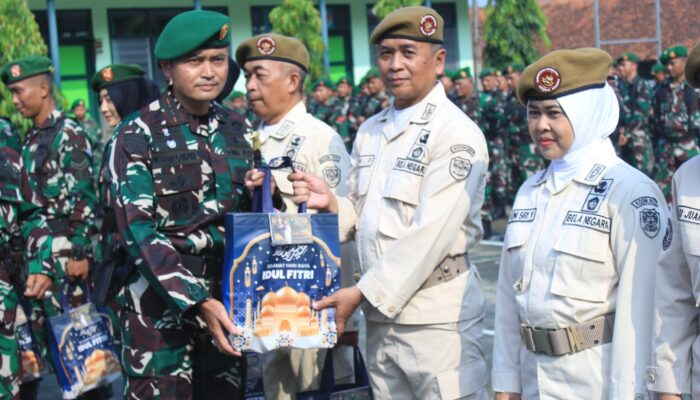 Momen Upacara 17-an di Kodim Majalengka, Dandim Bagikan Bingkisan Lebaran untuk Prajurit