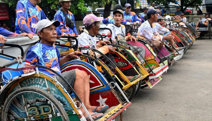 Tukang Becak Terima Kompensasi Rp1,4 Juta, Bupati Imron Apresiasi Program Pemprov Jabar