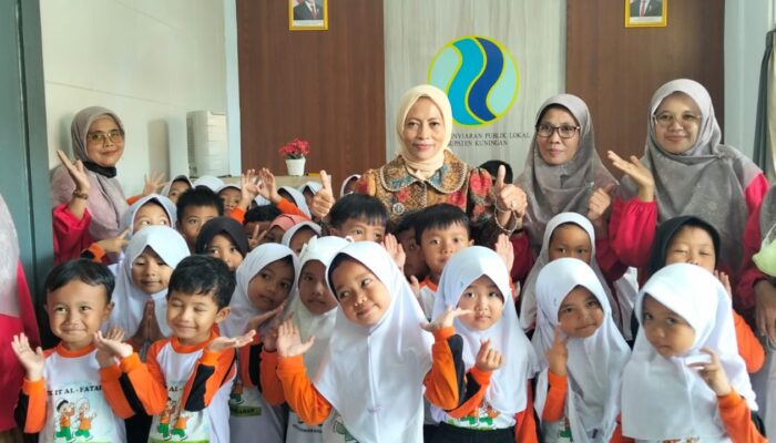 Bunda PAUD Kuningan Dorong Edukasi Kreatif, Hadiri Outing Class Anak TK di Radio Kuningan FM