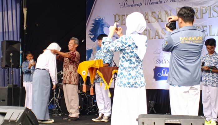 Haru dan Bangga Warnai Pelepasan 402 Siswa Kelas XII SMAN 2 Kuningan
