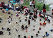 Bupati Beri Hadiah bagi Warga Peserta Gobyag Ikan di Sungai Cipedak Usai Peresmian Jembatan Tentara Pelajar