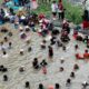 Bupati Beri Hadiah bagi Warga Peserta Gobyag Ikan di Sungai Cipedak Usai Peresmian Jembatan Tentara Pelajar