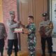 Danramil 1712/Jatiwangi Pimpin Anggota Beri Kejutan dan Ucapan Selamat HUT Bhayangkara ke-80 di Mapolsek Jatiwangi