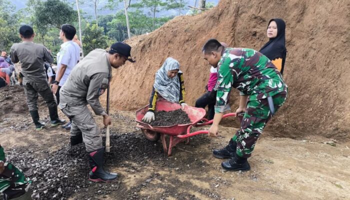 Gotong Royong Bangun Jalan Antar Dusun, TNI dan Warga Pasiragung Bersatu Wujudkan Akses yang Lebih Baik