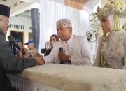 Kepala KUA Kecamatan Tukdana Nikahkan Casnadi Dengan Kori Ayu Lestari di Desa Mekarsari