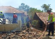 Rumah Warga Tenjolayar Majalengka Hangus Terbakar, Babinsa Bersama Warga Bergerak Padamkan Api