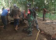Babinsa Dukuhmaja Gotong Royong Bangun Jalan Menuju TPU Cireundeu