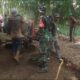 Babinsa Dukuhmaja Gotong Royong Bangun Jalan Menuju TPU Cireundeu