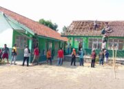 Baru Direhab 2025, Ruang Kelas SDN 3 Cihirup Ambruk, Orang Tua Siswa Gotong Royong Bersihkan Puing