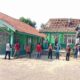 Baru Direhab 2025, Ruang Kelas SDN 3 Cihirup Ambruk, Orang Tua Siswa Gotong Royong Bersihkan Puing