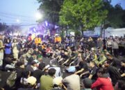 Kapolres Indramayu Pilih Duduk di Aspal Bersama Mahasiswa, Jadi Penengah di Tengah Ketegangan